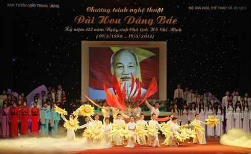 Programme artistique célébrant l anniversaire du Président Ho Chi Minh à Hanoi
